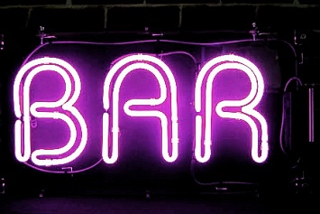 Неоновая вывеска «BAR»