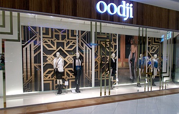 Оформление витрины для магазина одежды «Oodji»