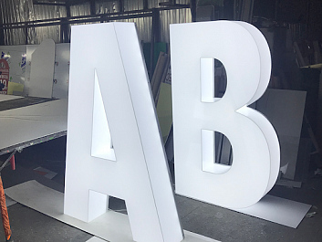 Объемные буквы с подсветкой «A B»